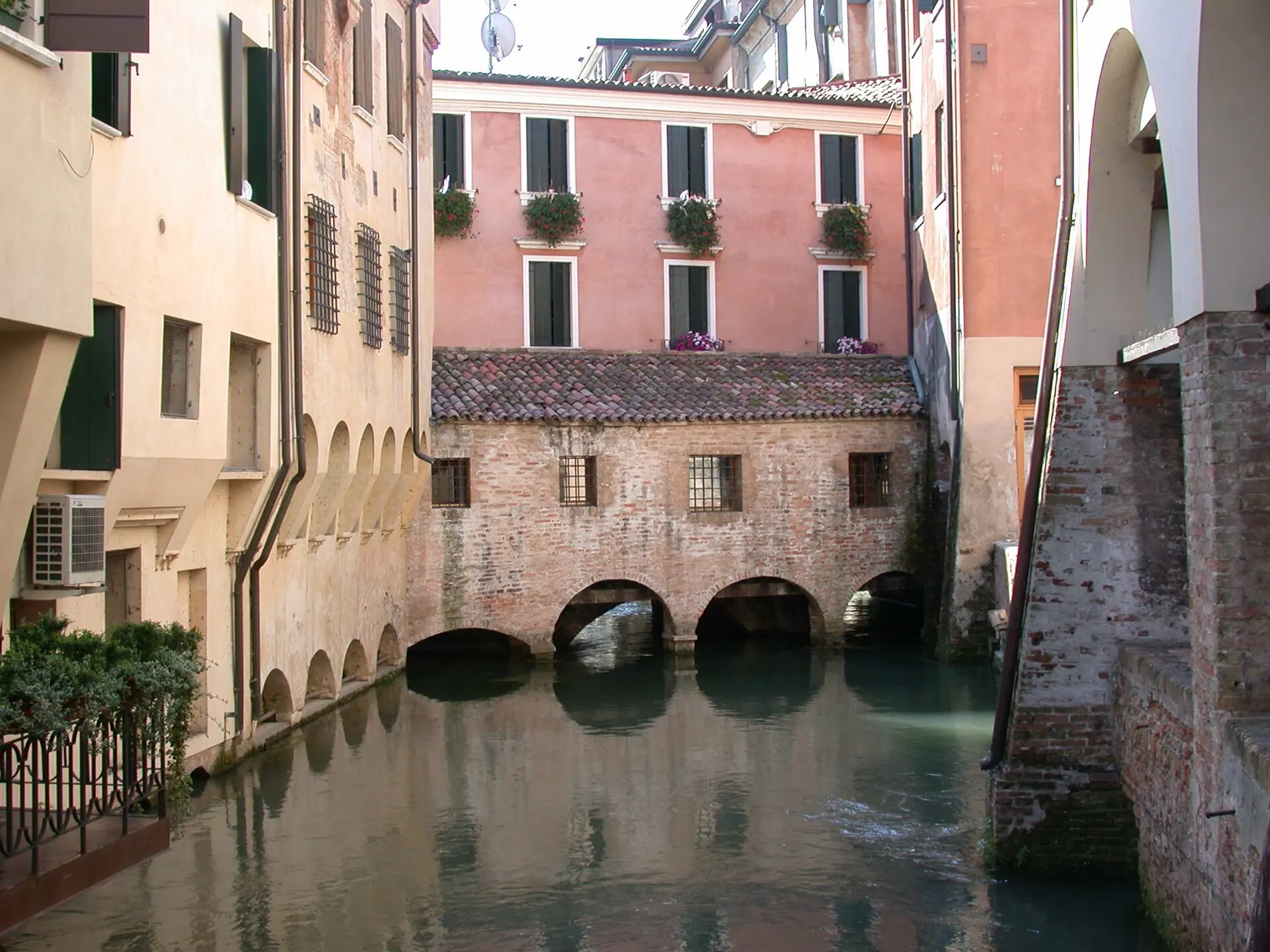 Il canale dei Buranelli con le case porticate sull’acqua